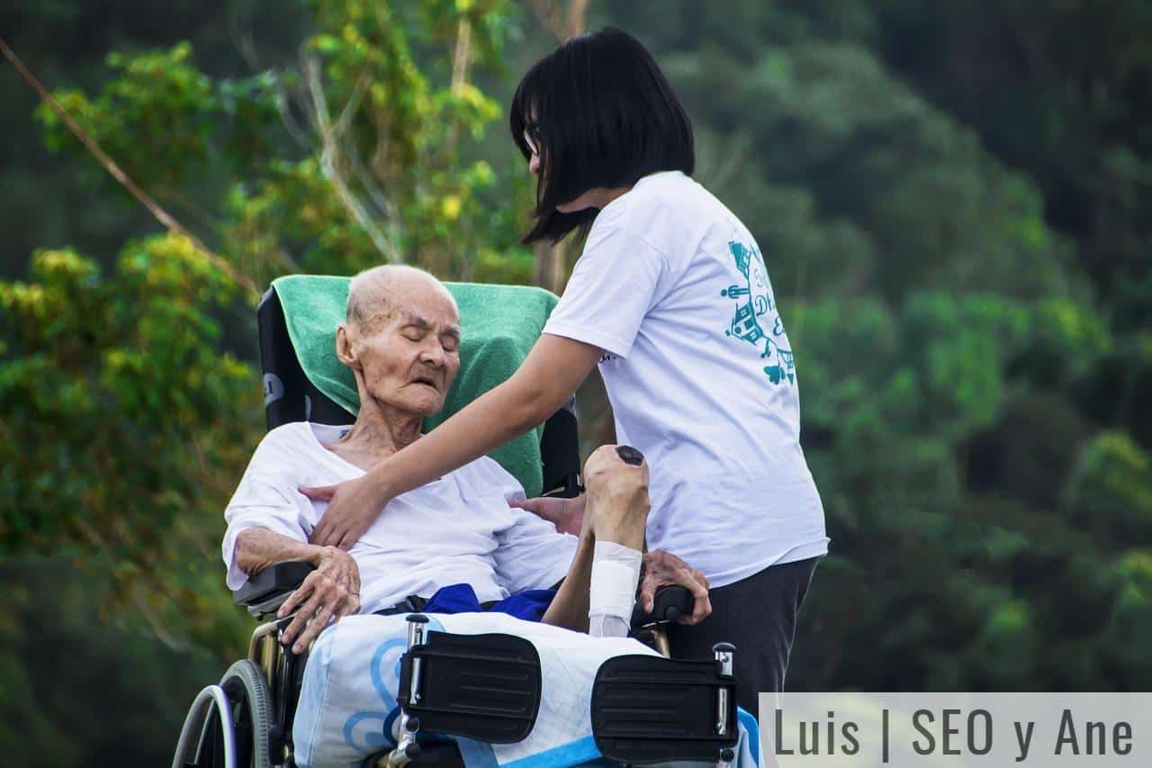 cuidadora o cuidador con persona anciana